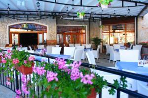 A restaurant or other place to eat at Generaator House