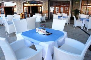 A restaurant or other place to eat at Generaator House