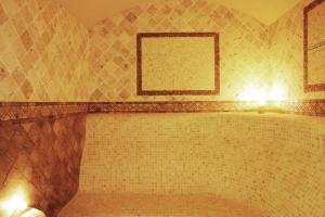 A bathroom at Generaator House