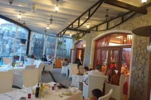 A restaurant or other place to eat at Generaator House