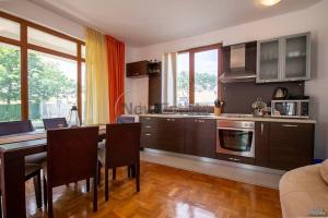 A kitchen or kitchenette at Generaator House