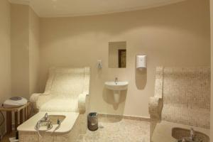 A bathroom at Generaator House Még 37 kép