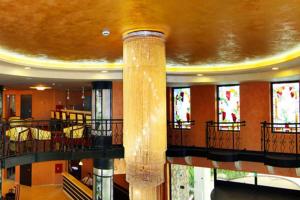 A restaurant or other place to eat at Generaator House