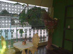 a balcony with a table and chairs and a fence at hospedagem quarto casa da waldir ,03 in Goiás +10 photos