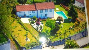 The swimming pool at or close to Casa Tarrío con Piscina - Santiago de Compostela