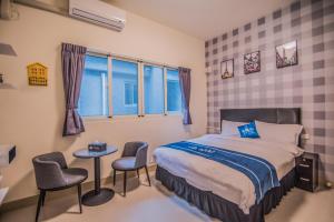 Una cama o camas en una habitación de Follow Me Travel Homestay