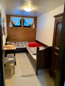 a small room with a bunk bed and a window at Sonnleitn 29 in Sonnenalpe Nassfeld