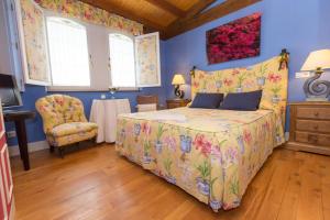 A bed or beds in a room at Hotel Rural Casa Xusto