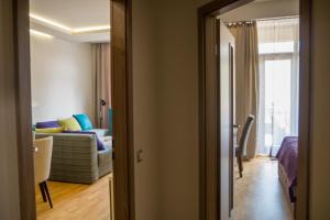 ein Wohnzimmer mit einem Sofa und ein Zimmer mit einer Tür in der Unterkunft Apartment Lulu in Ohrid