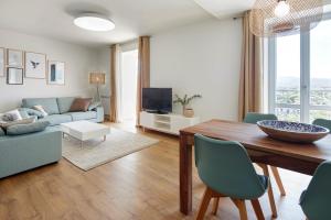 ein Wohnzimmer mit einem Tisch und einem Sofa in der Unterkunft Hondarribia Suites in Hondarribia
