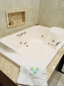 a white bath tub in a bathroom at Chalés Amabilis in Monte Verde