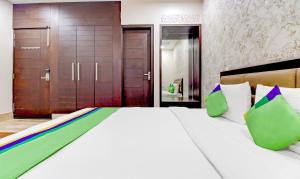 Letto o letti in una camera di Treebo M2M Residency Sector 46