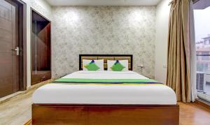 Letto o letti in una camera di Treebo M2M Residency Sector 46