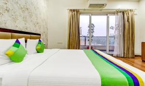 Letto o letti in una camera di Treebo M2M Residency Sector 46