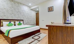 Letto o letti in una camera di Treebo M2M Residency Sector 46