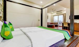 Letto o letti in una camera di Treebo M2M Residency Sector 46