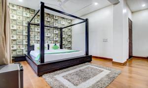 Letto o letti in una camera di Treebo M2M Residency Sector 46