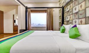 Letto o letti in una camera di Treebo M2M Residency Sector 46