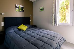 Postel nebo postele na pokoji v ubytování VILLAGE CLUB LES SABLONS + 102 fotografií