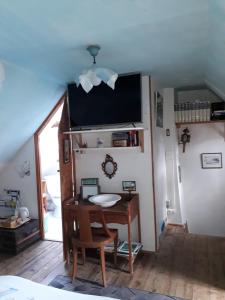 a living room with a desk and a tv at La Sirène in Saint-Valery-sur-Somme +14 photos