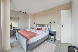 Posteľ alebo postele v izbe v ubytovaní Apartamenty Sun & Snow Residence II Jastrzębia Góra - plac zabaw, blisko plaży, wysoki standard