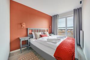 Posteľ alebo postele v izbe v ubytovaní Apartamenty Sun & Snow Residence II Jastrzębia Góra - plac zabaw, blisko plaży, wysoki standard