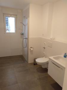 A bathroom at Apartments Blütenweg