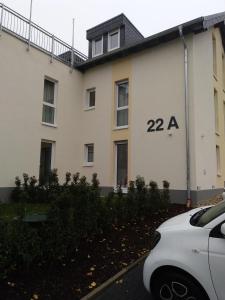 un bâtiment blanc avec son numéro écrit dans l'établissement Apartments Blütenweg, à Leichlingen