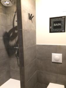 baño con ducha, aseo y cartel en Les Conches, Chambres d'Hôtes et Gite, en Thiviers