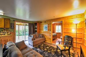 Coin salon dans l'établissement Peaceful, Quiet Seward Apt with Back Yard and Mtn Views