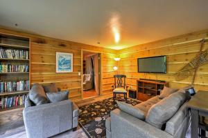 Fotografie z fotogalerie ubytování Peaceful, Quiet Seward Apt with Back Yard and Mtn Views v destinaci Seward