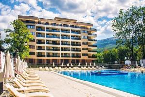 ein Hotel mit Liegestühlen und einem Pool in der Unterkunft Apartment Lulu in Ohrid