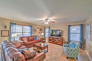 Una sala de estar con un sofá y un televisor. en Hot Tub and Pool Stunning Goodyear Home Near Lakes, en Liberty