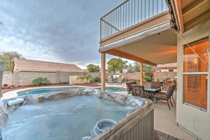 una piscina en el patio trasero de una casa en Hot Tub and Pool Stunning Goodyear Home Near Lakes, en Liberty