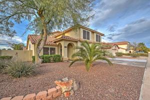 una casa con una palmera frente a una entrada en Hot Tub and Pool Stunning Goodyear Home Near Lakes, en Liberty