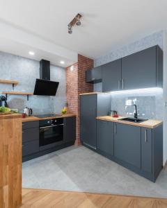 Kuchyňa alebo kuchynka v ubytovaní P&O Serviced Apartments Group Komputerowa