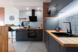 Kuchyňa alebo kuchynka v ubytovaní P&O Serviced Apartments Group Komputerowa