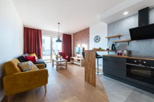 Kuchyňa alebo kuchynka v ubytovaní P&O Serviced Apartments Group Komputerowa