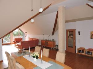 een eetkamer en een woonkamer met een tafel bij Eurode grenzenlos - Drei Länder in greifbarer Nähe in Aken