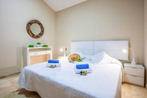 A bed or beds in a room at Villa Field Dreams