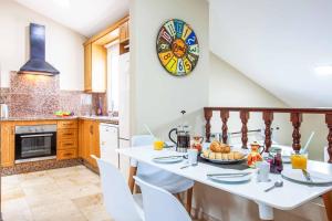 A kitchen or kitchenette at Villa Field Dreams