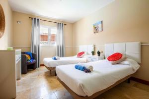 A bed or beds in a room at Villa Field Dreams