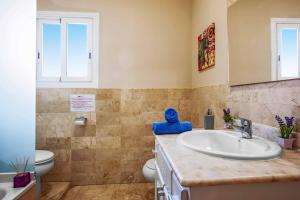 A bathroom at Villa Field Dreams