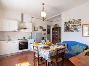 カーゾレ・デルザにあるBelvilla by OYO Selvatello Laura Trilo Cinqueのキッチン、リビングルーム(テーブル、椅子付)