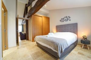A bed or beds in a room at LES VALLEES by Cocoonr