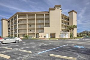 オーモンド・ビーチにあるOceanfront Ormond Beach Condo with Pool Access!の建物の前の駐車場