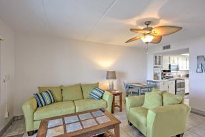 オーモンド・ビーチにあるOceanfront Ormond Beach Condo with Pool Access!のソファ2つとテーブルのあるリビングルーム
