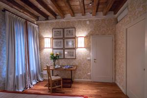 Cette chambre comprend une table et une fenêtre. dans l'établissement Ca' Belle Arti in Dorsoduro, à Venise