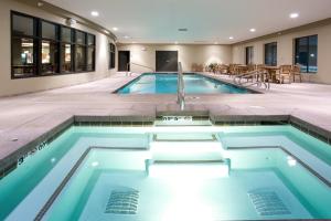 Swimmingpoolen hos eller tæt på Holiday Inn Express Hotel & Suites Lander, an IHG Hotel