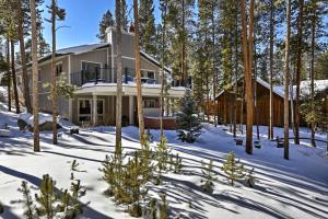 Ein Haus im Wald im Schnee in der Unterkunft Keystone Home on Snake River with Hot Tub and Views! in Keystone